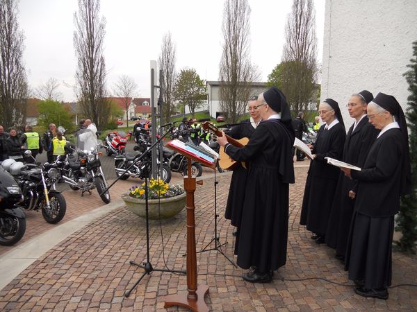 Marienschwestern singen mit den Bikern